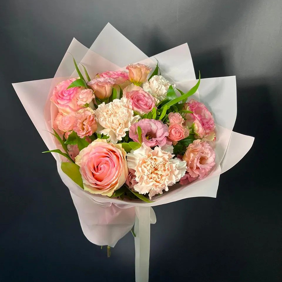 Букет цветов из: Розы, Гвоздики и Лизиантусы